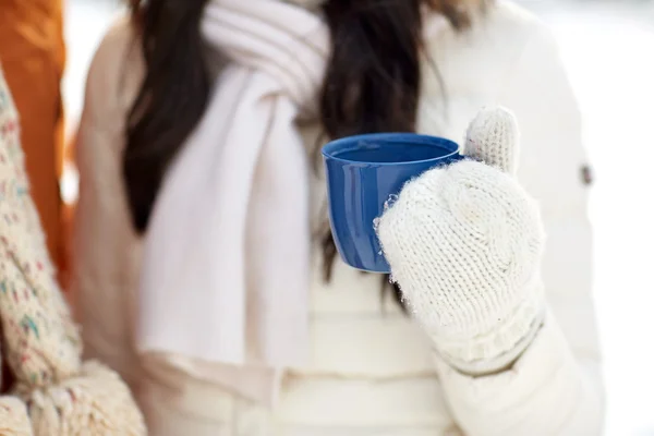Close up de mulher segurando xícara de chá quente — Fotografia de Stock