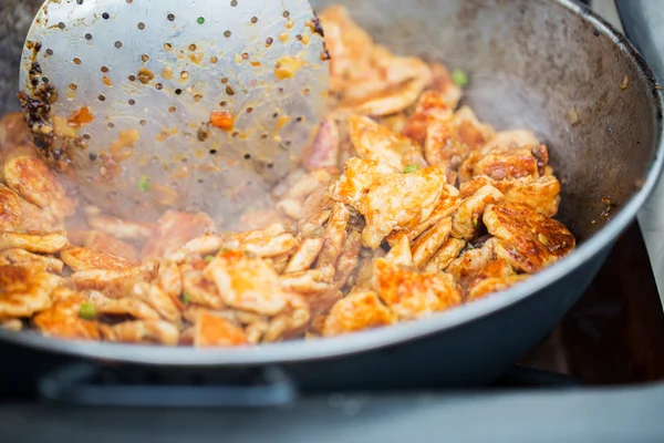 Zblízka masa na pánvi wok na pouliční trh — Stock fotografie