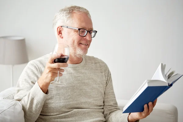 Ευτυχής ανώτερος άνθρωπος, πίνοντας κρασί και την ανάγνωση του βιβλίου — Φωτογραφία Αρχείου