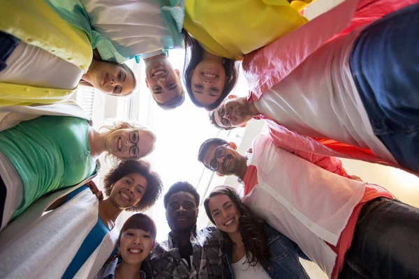 Skupina zahraničních studentů, stojící v kruhu — Stock fotografie