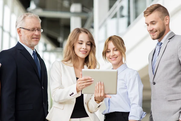 Gente de negocios con Tablet PC en la oficina — Foto de Stock