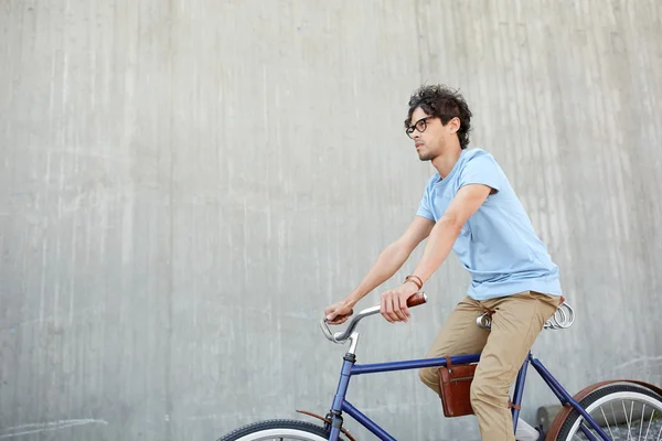 Jovem hipster homem equitação fixo engrenagem bicicleta — Fotografia de Stock