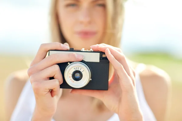 Zbliżenie kobieta fotografowanie z aparatem filmowym — Zdjęcie stockowe
