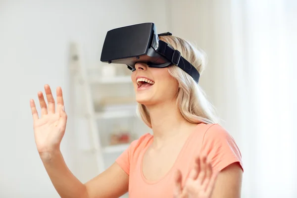 Kobieta w wirtualnej rzeczywistości zestaw słuchawkowy lub okulary 3D — Zdjęcie stockowe
