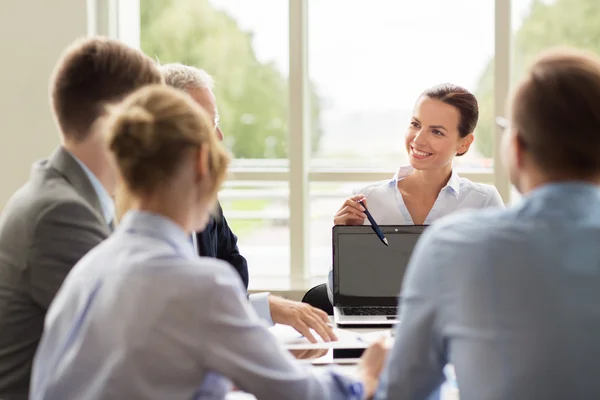 Mensen uit het bedrijfsleven met laptop vergadering in office — Stockfoto