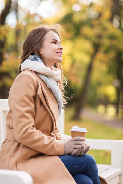 Sonbahar parkta kahve içme mutlu genç kadın — Stok fotoğraf