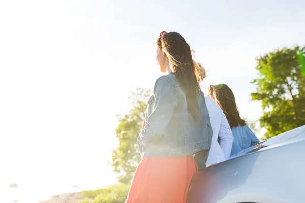 Szczęśliwy nastoletnie dziewczyny lub kobiety w pobliżu samochodu nad morzem — Zdjęcie stockowe