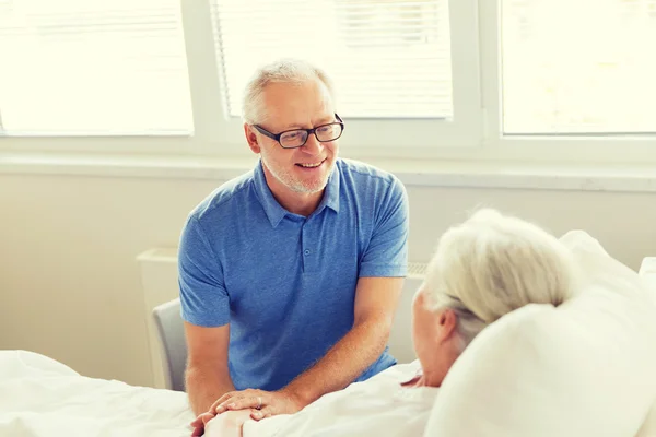 Réunion de couple senior à l'hôpital — Photo