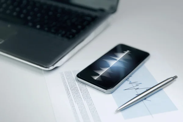 Primo piano di smartphone, laptop e penna sul tavolo — Foto Stock