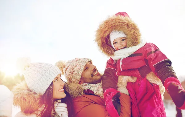 Gelukkig gezin met kind in winterkleren buitenshuis — Stockfoto