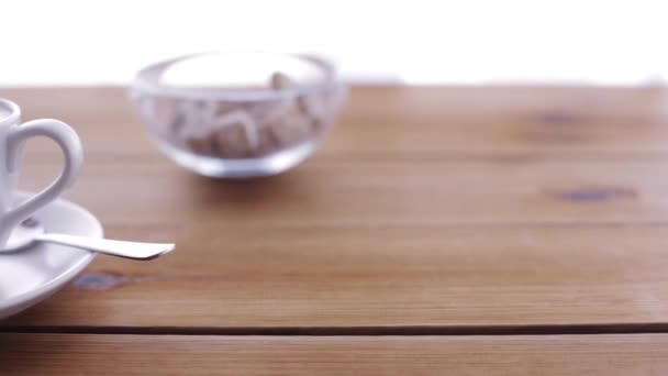 Śmietanki lub mleka, wlewając do filiżanki kawy na stole — Wideo stockowe