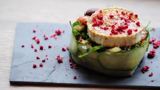 Geiten kaas salade met groenten bij restaurant — Stockvideo