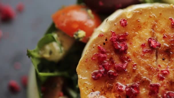 Salada de queijo de cabra com legumes no restaurante — Vídeo de Stock