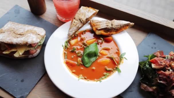 Sopa de gaspacho, saladas e bebida no restaurante — Vídeo de Stock