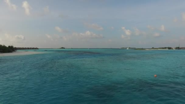 Tenger partján a Maldív-szigetek strand — Stock videók