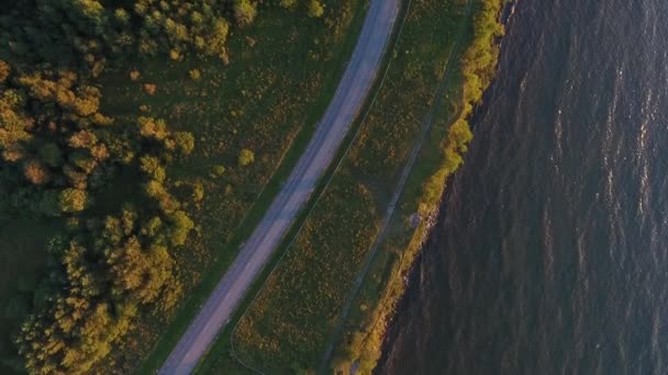 Вид с высоты птичьего полета на скалу, море и автомобиль на дороге — стоковое видео