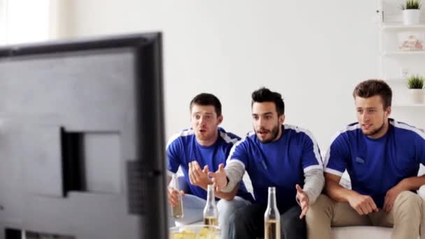 Przyjaciół i fanów piłki nożnej, oglądanie piłki nożnej w domu — Wideo stockowe