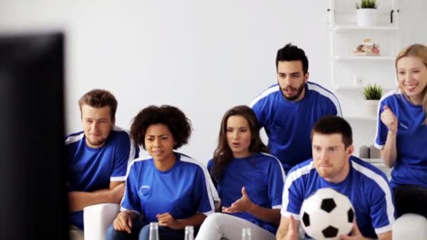 Vrienden of voetbalfans kijken thuis voetbal — Stockvideo