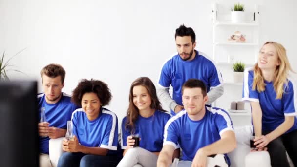 Amigos ou fãs de futebol assistindo futebol em casa — Vídeo de Stock