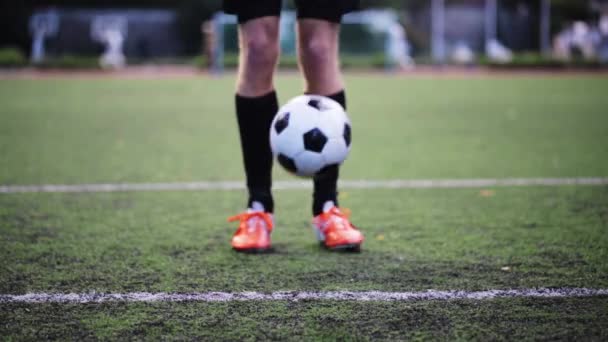 Jogador de futebol jogando com bola no campo — Vídeo de Stock