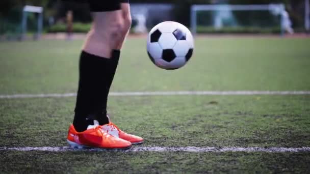 Jugador de fútbol jugando con pelota en el campo — Vídeo de stock
