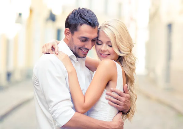 Romantisches glückliches Paar, das sich auf der Straße umarmt — Stockfoto