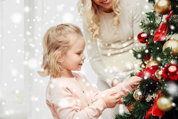 Mutlu aile süslemeleri evde Noel ağacı — Stok fotoğraf