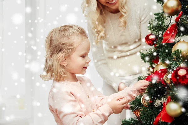 Glückliche Familie schmückt Weihnachtsbaum zu Hause — Stockfoto