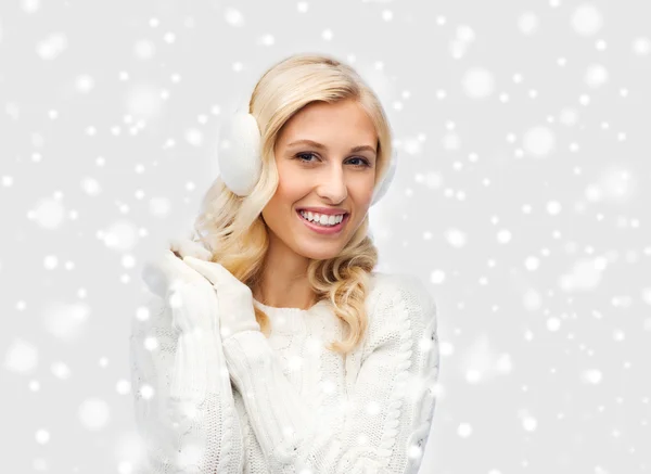 Sorridente giovane donna in inverno paraorecchie e maglione — Foto Stock