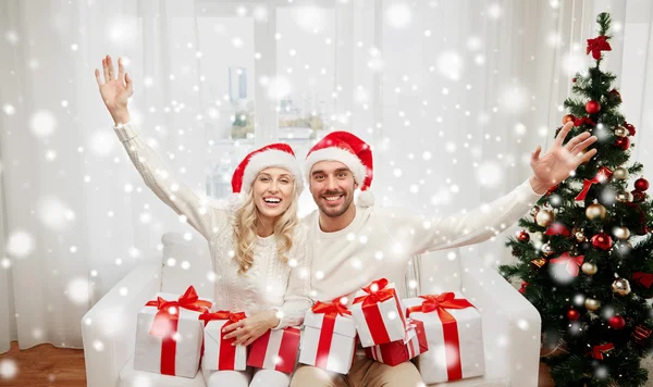 Casal feliz em casa com caixas de presente de Natal — Fotografia de Stock