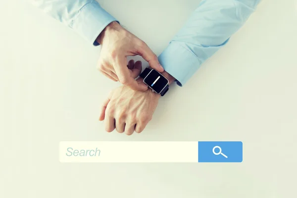 Handen met internet browser zoeken op smartwatch — Stockfoto