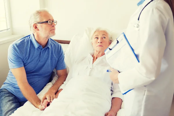病院でクリップボードを持っているシニア女性と医師 — ストック写真