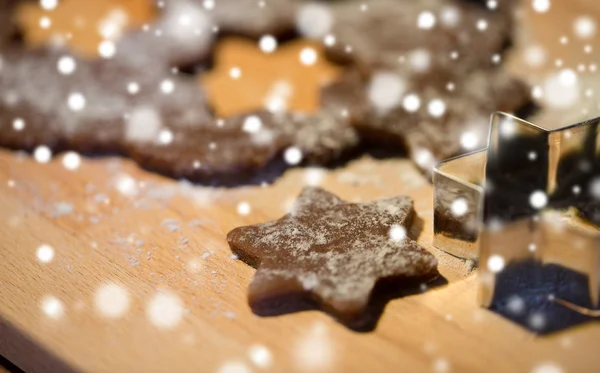 Close up van gember deeg, mallen en meel aan boord — Stockfoto