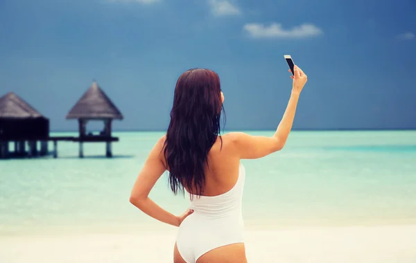 Junge Frau macht Selfie mit Smartphone — Stockfoto