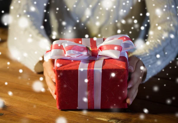 Gros plan de la femme avec cadeau de Noël — Photo