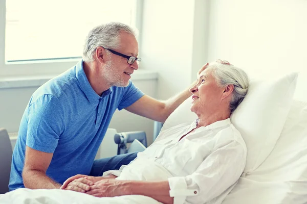 Riunione di coppia senior nel reparto ospedaliero — Foto Stock