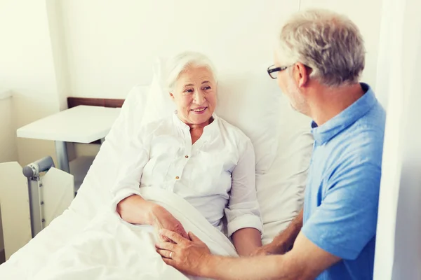 Réunion de couple senior à l'hôpital — Photo