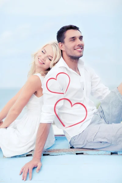 Couple assis sur le bateau au bord de la mer — Photo