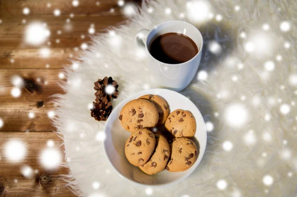Xícaras de chocolate quente com biscoitos no tapete de pele — Fotografia de Stock