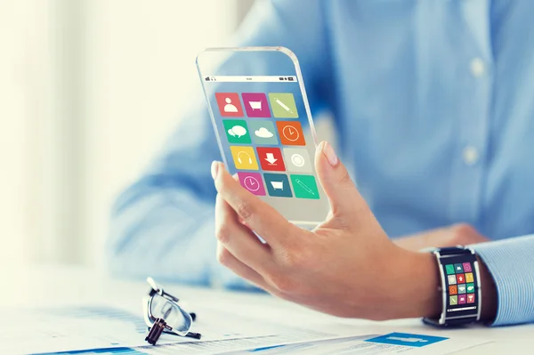 Hand mit App-Icons auf Smartphone und Uhr — Stockfoto