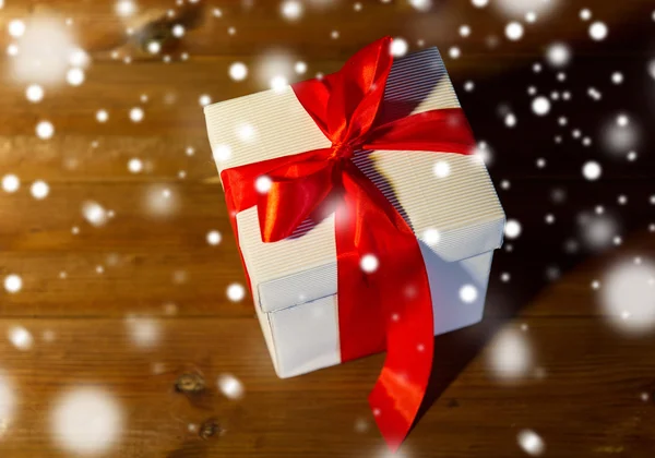 Primo piano della confezione regalo di Natale sul pavimento in legno — Foto Stock