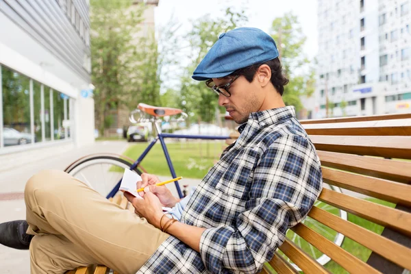 Hombre con cuaderno o diario escrito en la calle de la ciudad —  Fotos de Stock