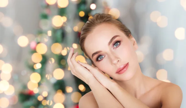 Bela mulher rosto sobre luzes de Natal — Fotografia de Stock