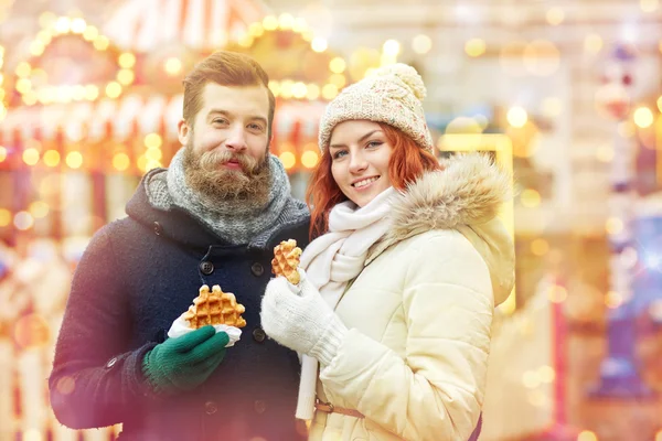 Feliz pareja caminando en el casco antiguo — Foto de Stock