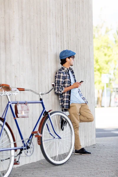 スマート フォン、イヤフォン、自転車の男 — ストック写真