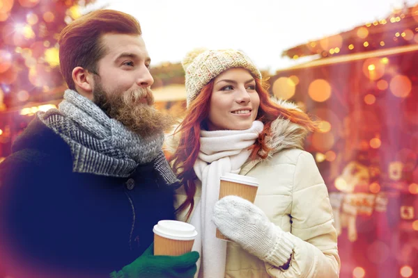 Feliz pareja bebiendo café en el casco antiguo de la calle —  Fotos de Stock