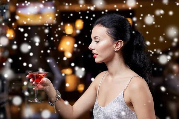 Mujer glamorosa con cóctel en el club nocturno o bar — Foto de Stock