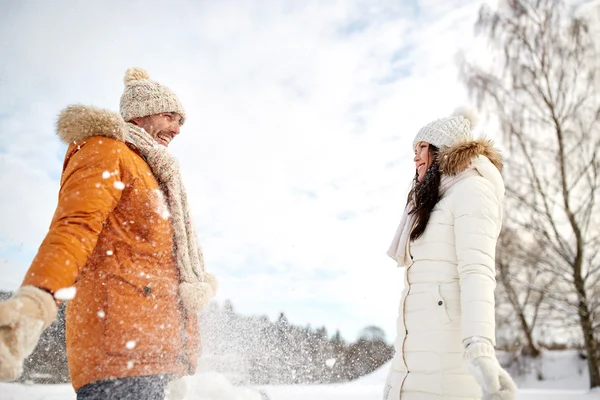 冬に雪と遊んで幸せなカップル — ストック写真