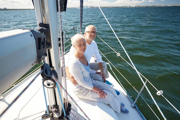 Coppia anziana che si abbraccia in barca a vela o yacht in mare — Foto Stock