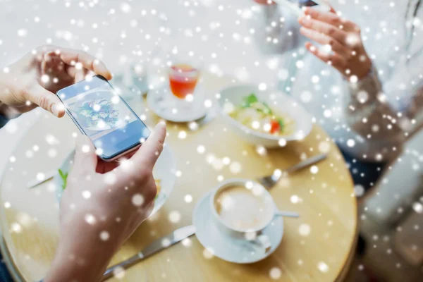 Close up of couple picturing food by smartphone — Stock Photo, Image
